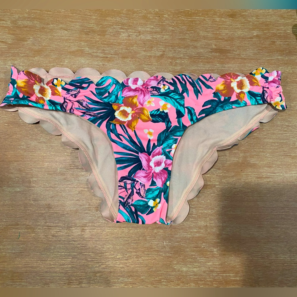 Scalloped edge swim bottom - size M